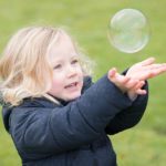 girl-catching-bubbles-child-photo-shoot