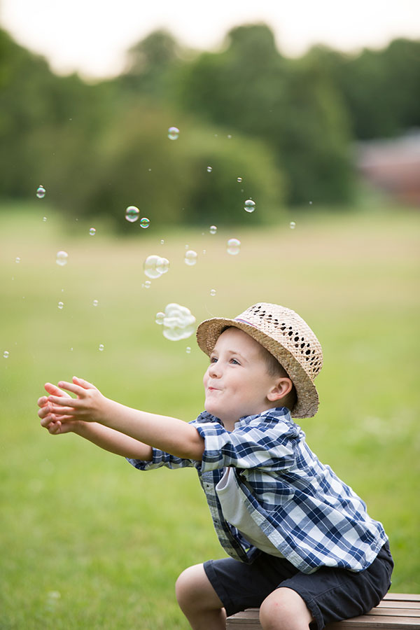 child-photo-shoot-boy-with-bubbles